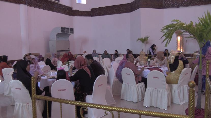 Round tables of attendees enjoying buffet-style catering.