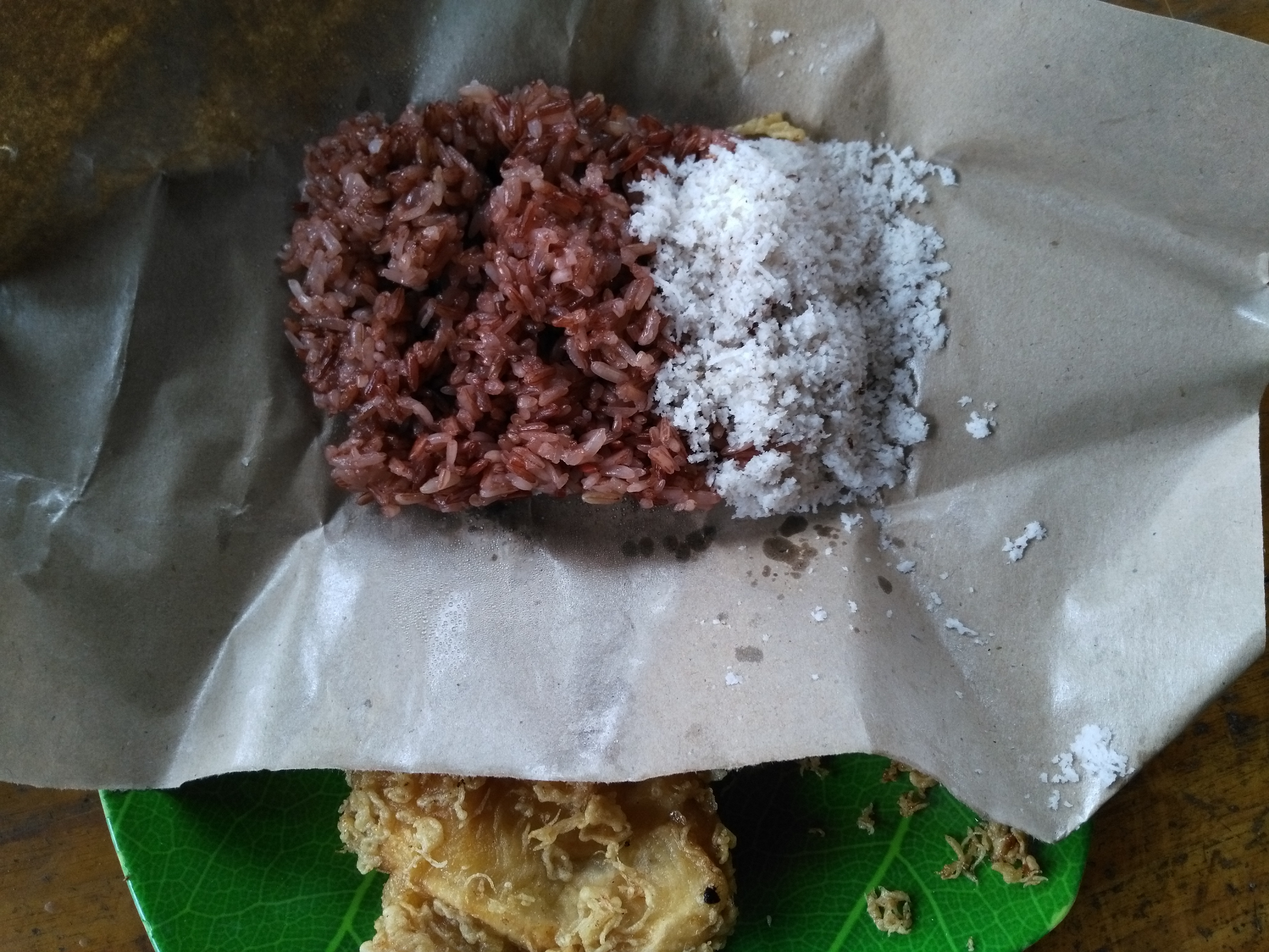 Katan Goreng: Rice, with coconut shavings, and fried banana. An impregnable breakfast food.