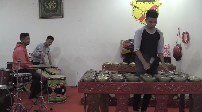 Students in the college's performing arts organization practicing the tune for a traditional Minang dance piece.