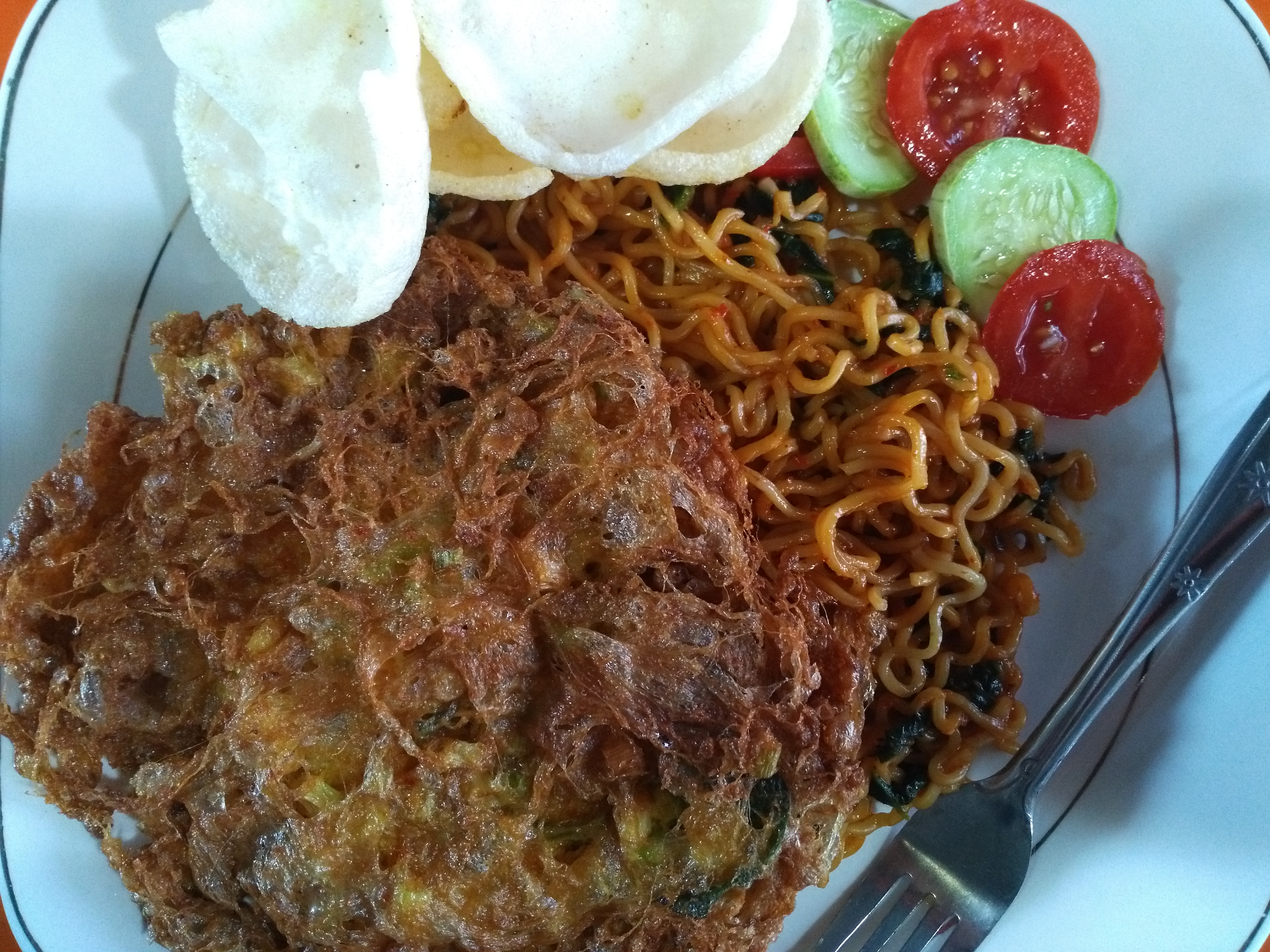Another iteration of <i>mie goreng telur</i> (fried noodles w/ egg).