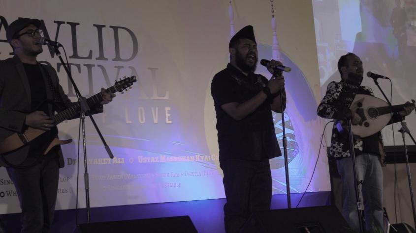 L-R: Fuad Ko, Adeep Nahar, and Syech Razie performing.