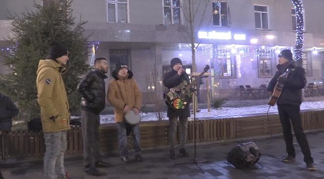 Street musicians at Arbat shopping street.