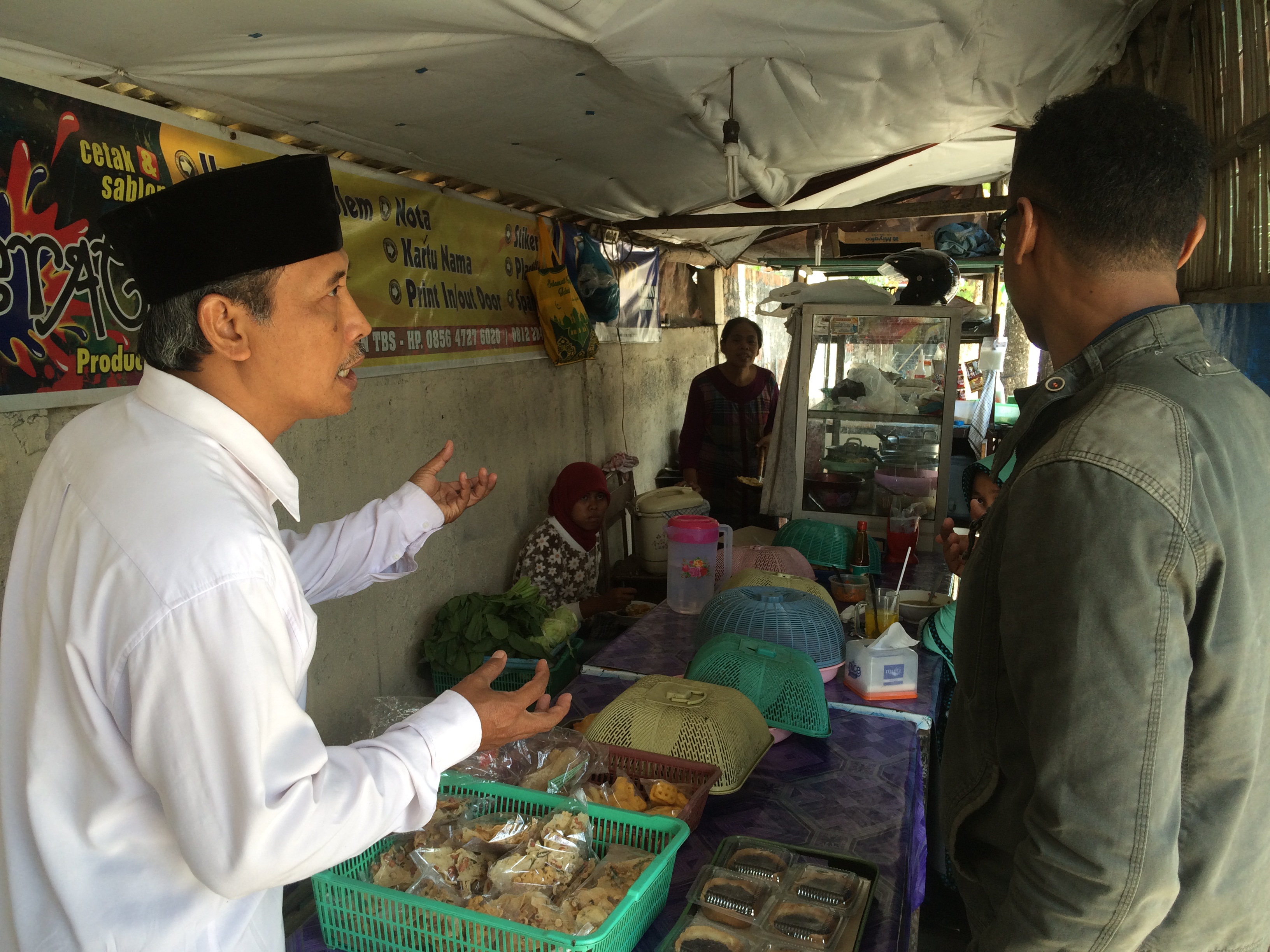 Pak Waluyo and JJ ordering Bakso at a street food stall.