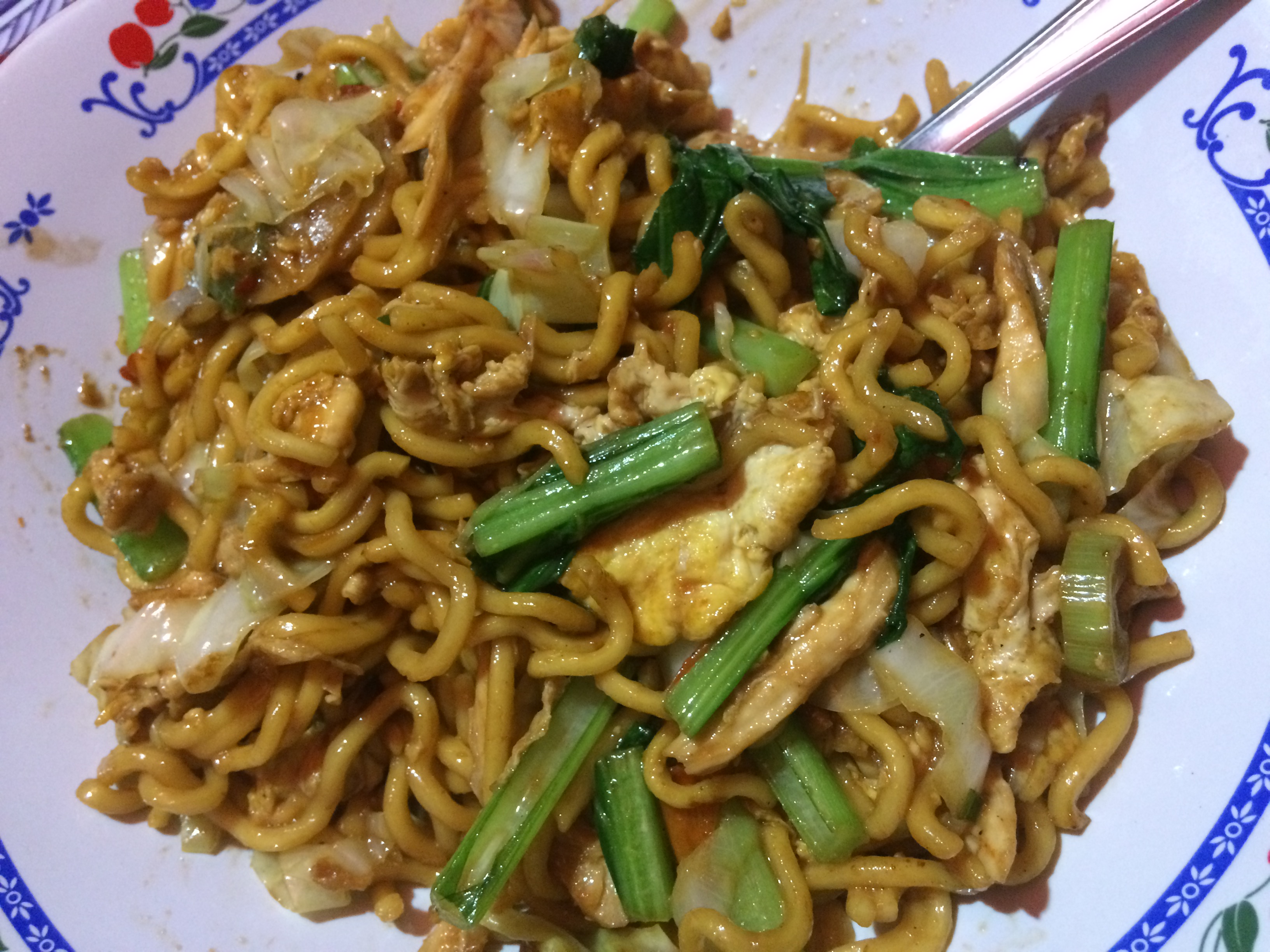 Mie goreng ayam (Fried noodles with chicken).
