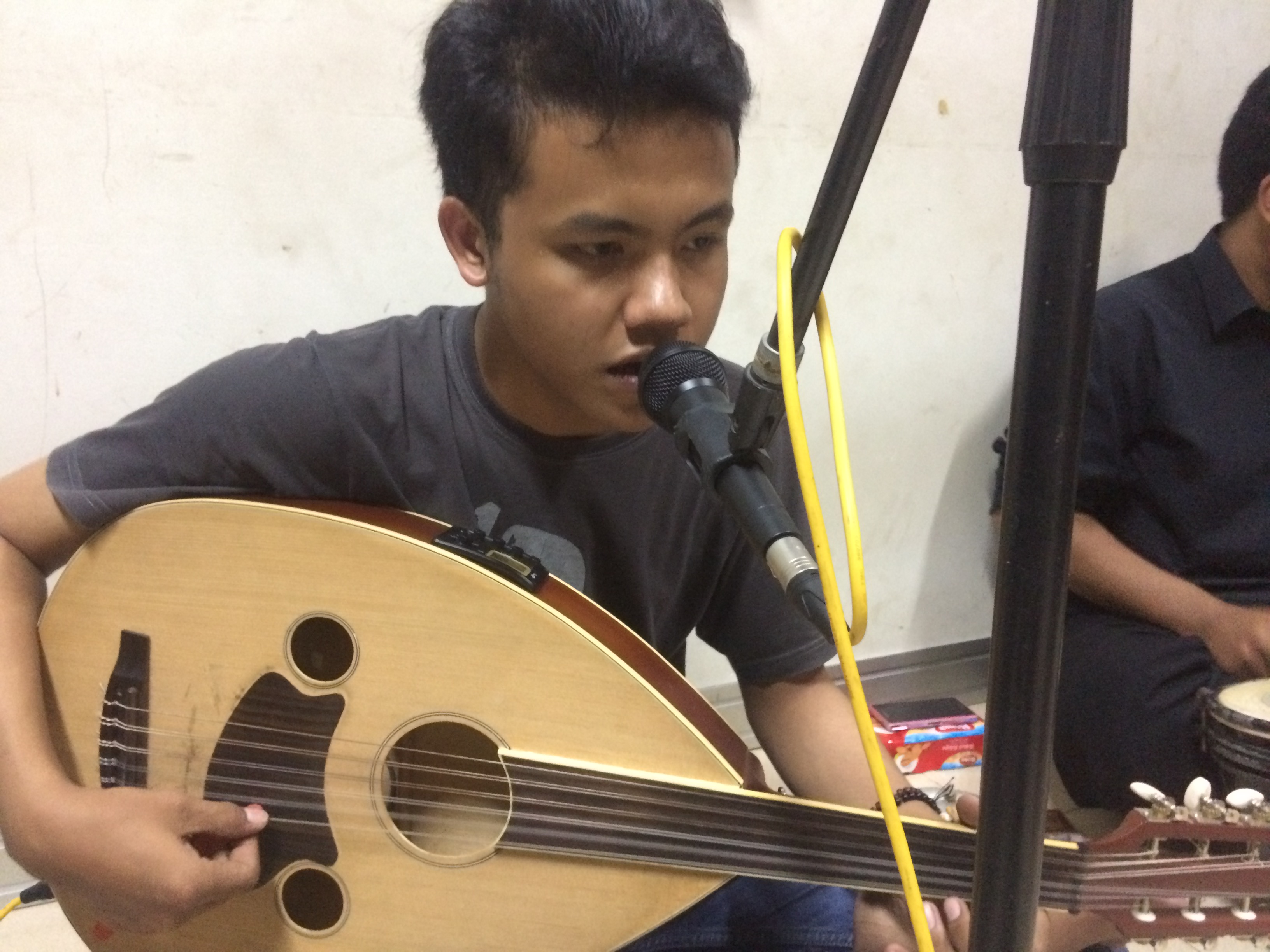 Afnan singing and playing the oud.